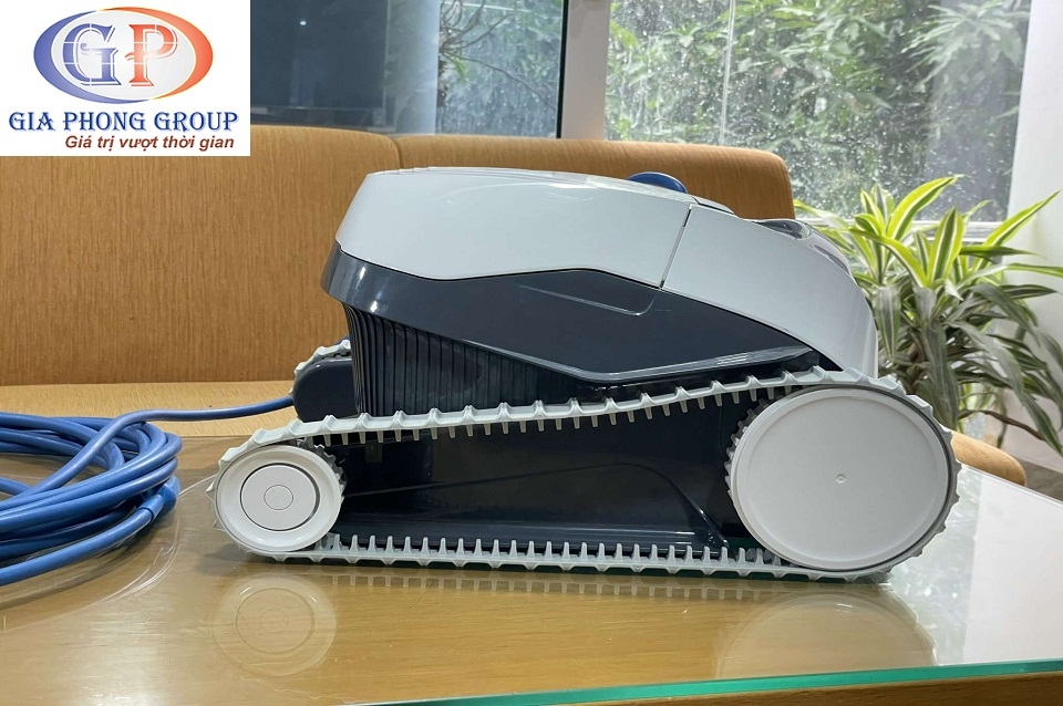 Robot làm sạch bể bơi Dolphin E10 | Maytronics